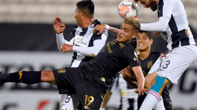 Con dos goles sobre el final, Racing logró una valiosa victoria en Perú.