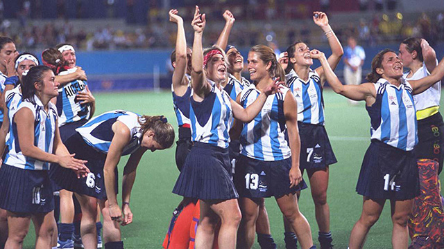 El plantel de las Leonas que ganó la histórica medalla plateada en el 2000.