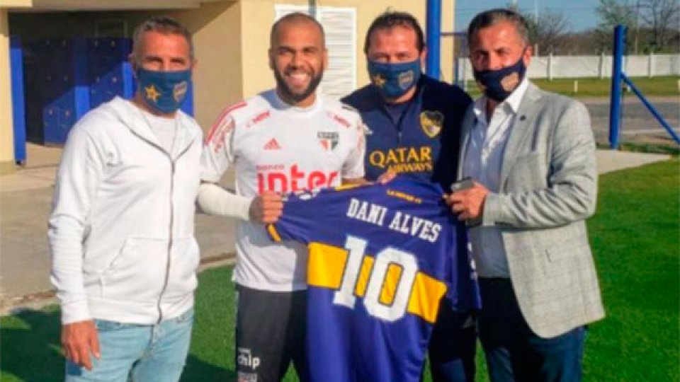 Dani Alves posa con la camiseta de Boca.