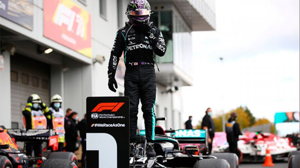 Hamilton gan&oacute; en Eifel e igual&oacute; el r&eacute;cord de Schumacher en victorias.