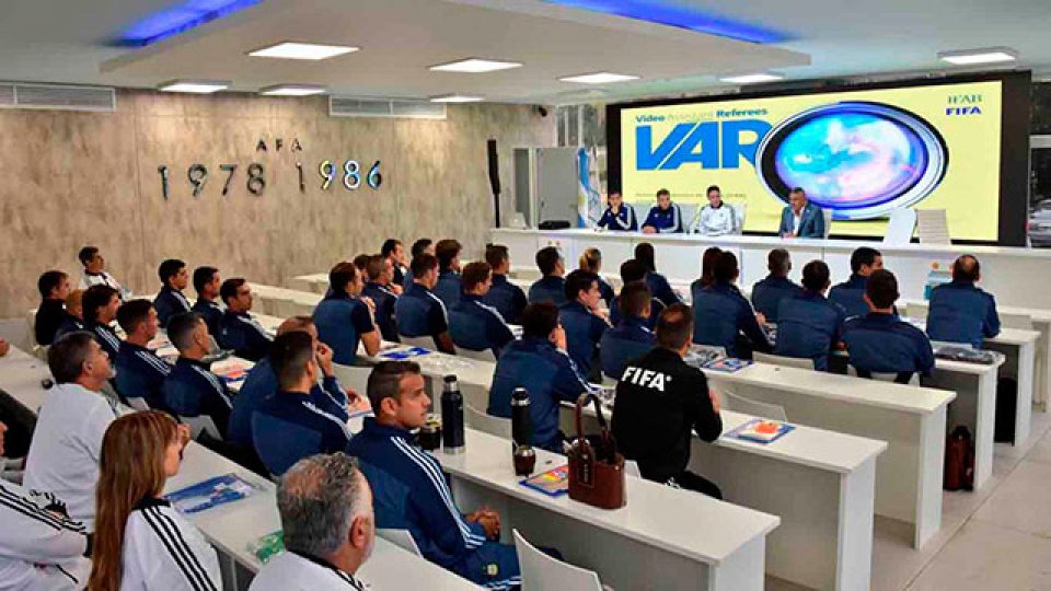 El VAR arriba al fútbol argentino: Cómo y desde cuándo se implementaría.