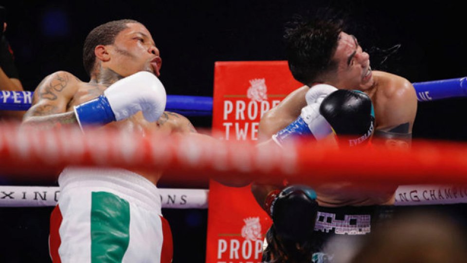 El zurdazo de Gervonta Davis mandó a Leo Santa Cruz a la lona. El zurdazo de Gervonta Davis mandó a Leo Santa Cruz a la lona.
