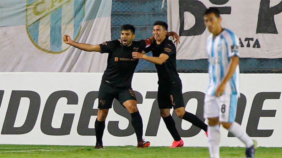 Independiente juega con Fénix en Montevideo.