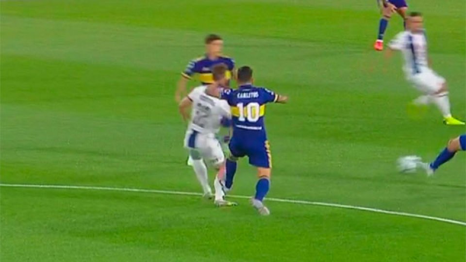 Carlos Tevez y otra dura falta a un rival: fue amonestado.