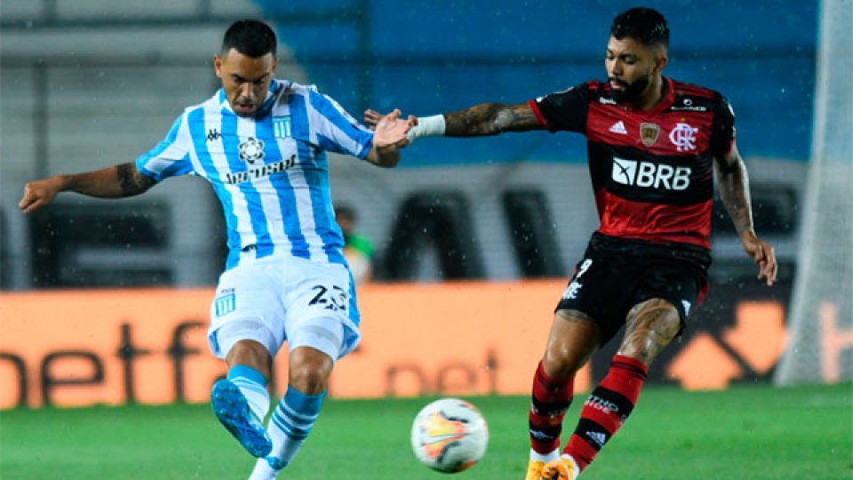 Racing y Flamengo terminaron empatados en medio de la lluvia y con polémica.