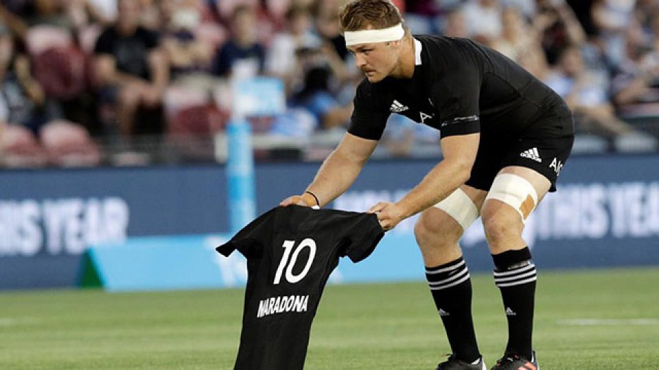 Los All Blacks homenajearon a Maradona antes del Haka.