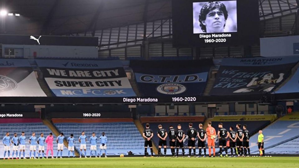 El homenaje a Maradona en el Etihad Stadium.