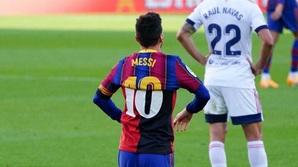 Messi celebró con la camiseta de Maradona.