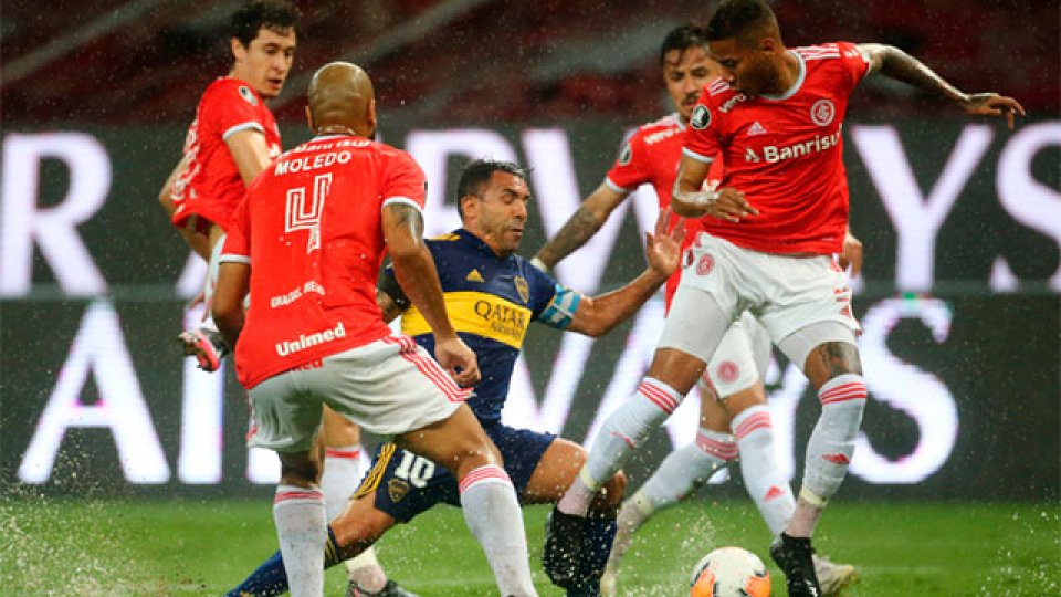 Con gol de Tevez, Boca ganó en Brasil y sacó ventaja ante Inter.