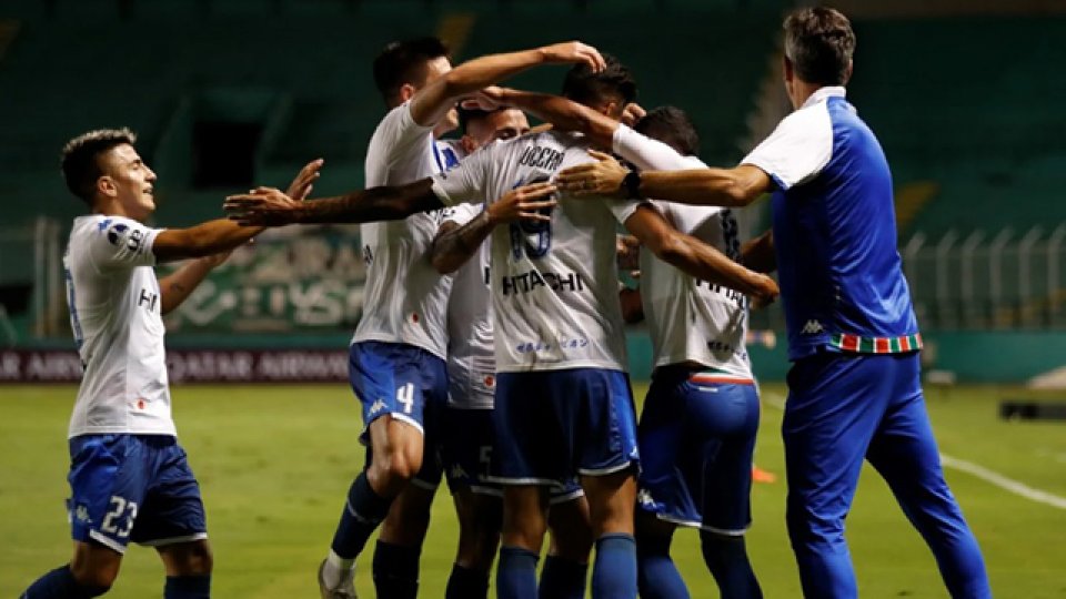 Vélez goleó en Colombia y avanzó en la Sudamericana.