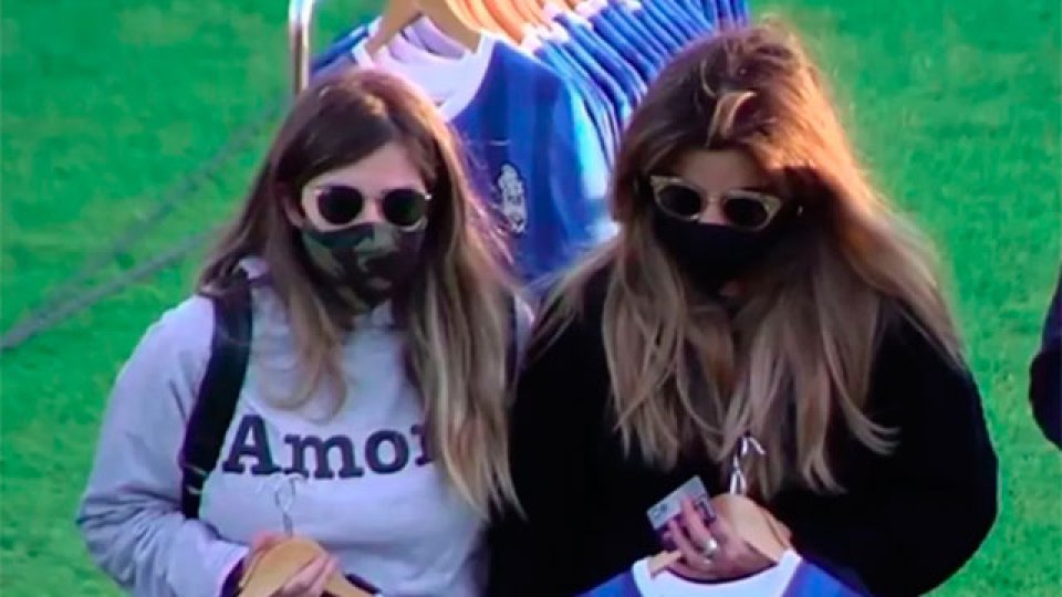 Las hijas de Maradona, en el homenaje al Diez.