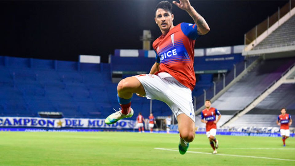 Con gol entrerriano, Universidad Católica sacó ventaja ante Vélez.