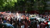 Una multitud de hinchas de Estudiantes despidió a Alejandro Sabella en el cortejo fúnebre