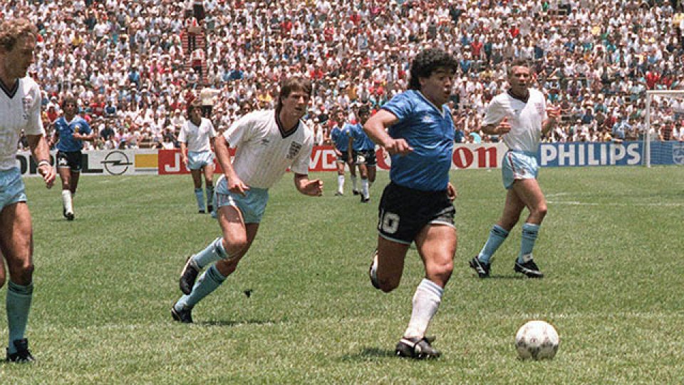 Maradona y su día glorioso ante los ingleses.