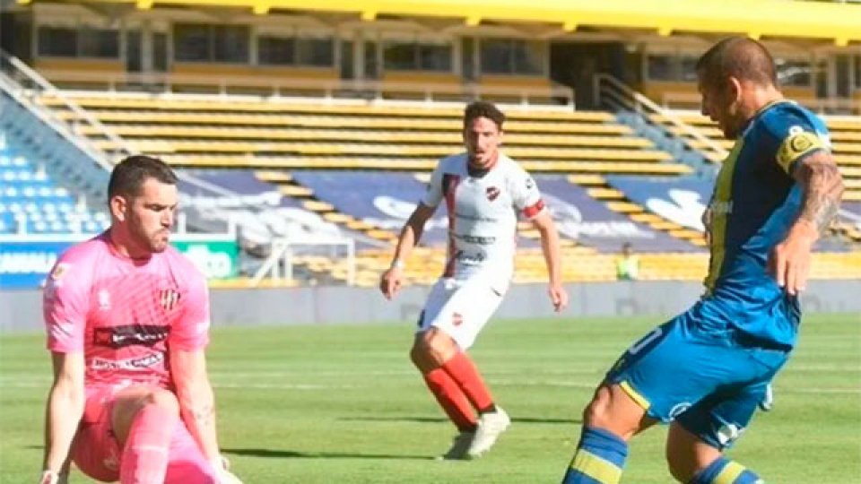 En Rosario, Patronato jugó mal y fue goleado por 4 a 0. (Prensa Central)