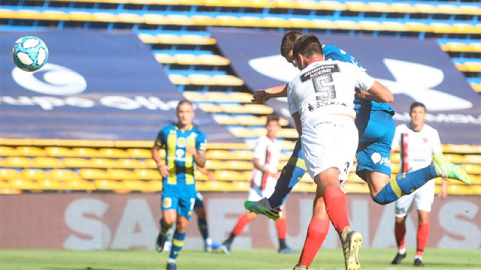 En Rosario, Patronato jugó mal y fue goleado por 4 a 0. (Prensa Central)