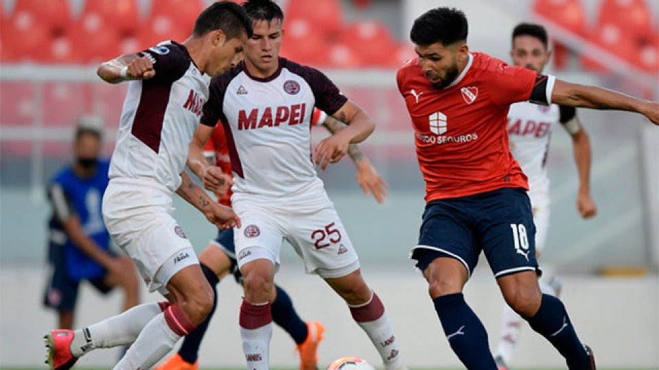 Lanús goleó a Independiente y se quedó con la clasificación a semifinales.