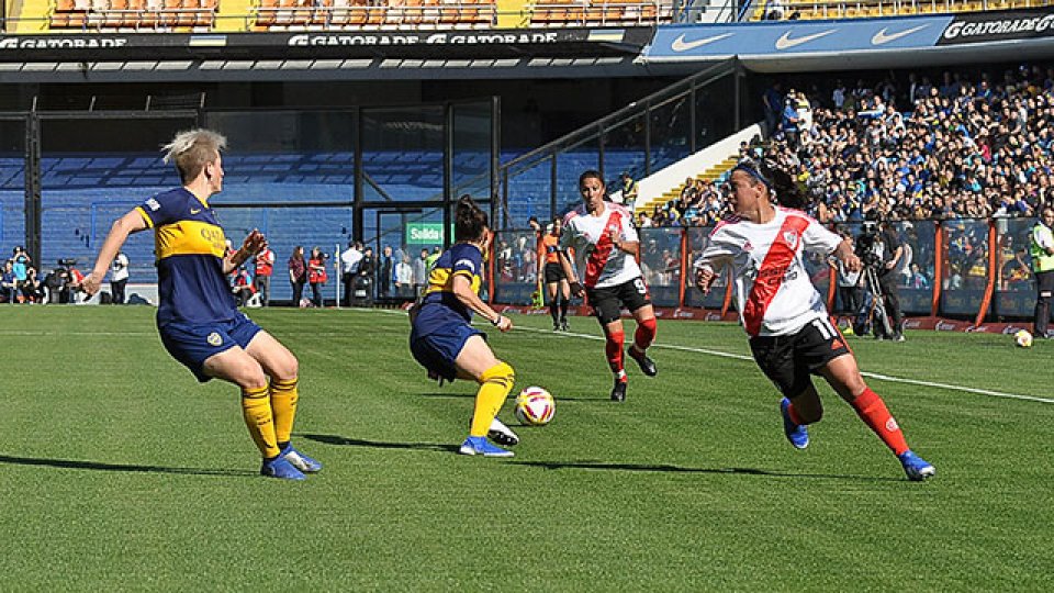 Boca y River definen el primer campeón de la era profesional de fútbol femenino.