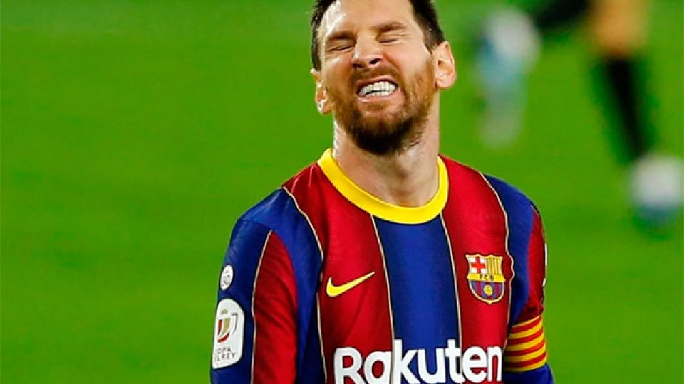 Con Messi, Barcelona cayó ante Sevilla y quedó complicado.