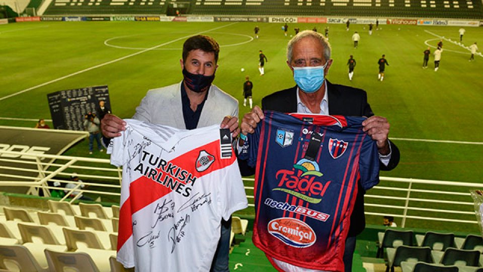 River le entregó camisetas al Depro.