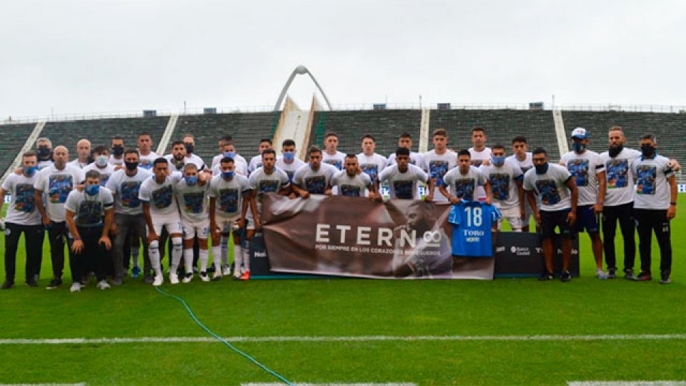Godoy Cruz homenajeó al "Morro" García en la previa del choque ante Aldosivi. Godoy Cruz homenajeó al "Morro" García en la previa del choque ante Aldosivi.