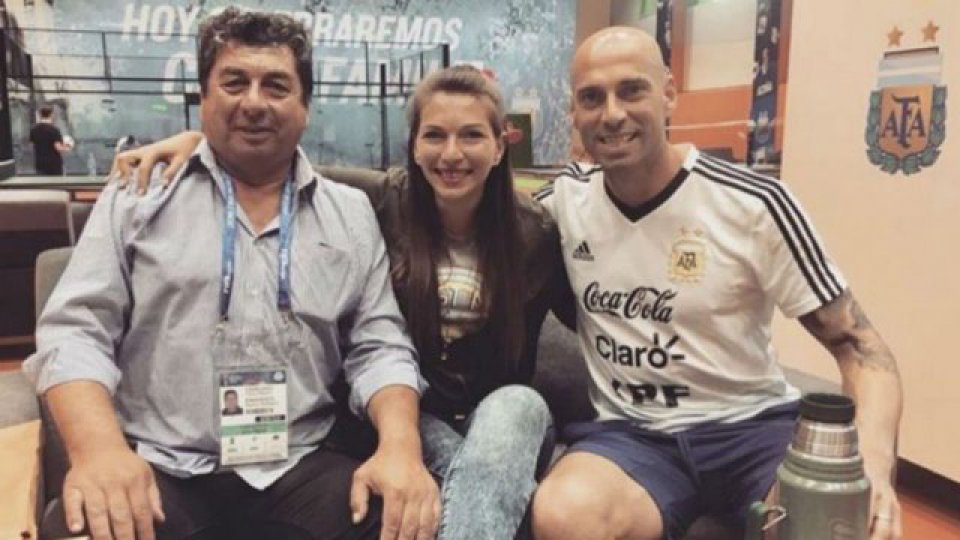 El santaelenense Willy Caballero junto a su familia.