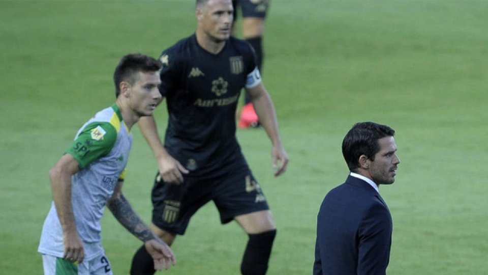 El vialense Chancalay le dio el empate cerca del final a la Academia. El vialense Chancalay le dio el empate cerca del final a la Academia.