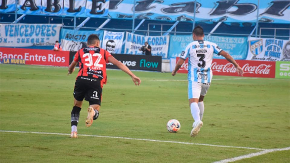 Patronato sufrió una dura derrota por 4 a 2 ante Atlético Tucumán.