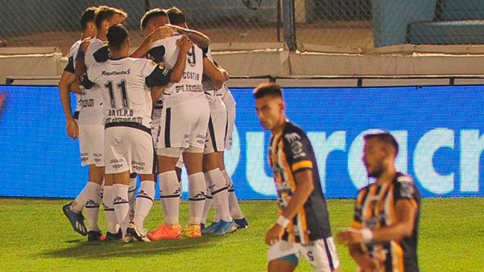 Gimnasia goleó a Dock Sud y avanzó de fase en la Copa Argentina.