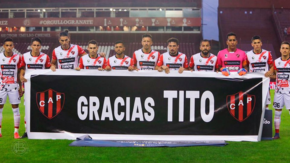 En la previa del choque ante Lanús, Patronato homenajeó a Miguel Hollmann.