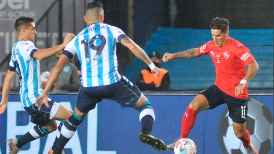 Racing ganó el clásico ante Independiente en el final con un polémico penal.