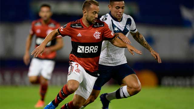 Flamengo lo dio vuelta y superó a Vélez en su regreso a la Copa.