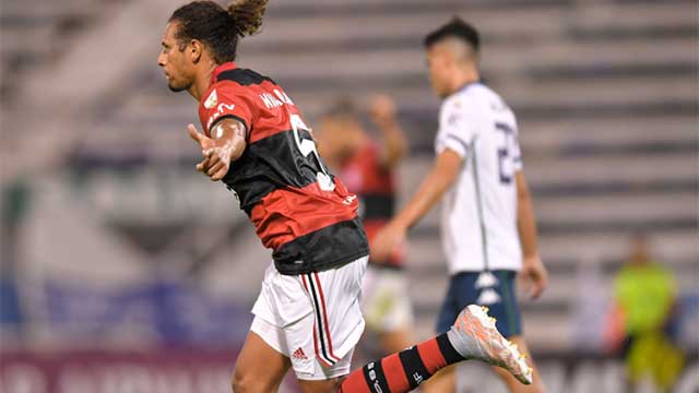 Flamengo lo dio vuelta y superó a Vélez en su regreso a la Copa.