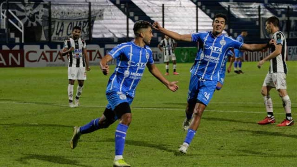 Godoy Cruz y Tigre juegan en Córdoba.