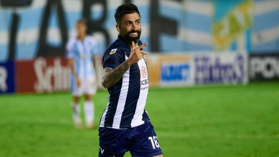 Santos fue la gran figura de Albiazul con tres tantos para derrotar al Decano.