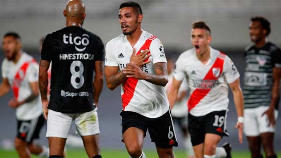 River le gan&oacute; a Junior y es l&iacute;der de su grupo en la Copa Libertadores.