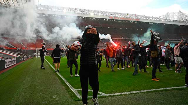 Hinchas de Manchester United invadieron en señal de protesta.
