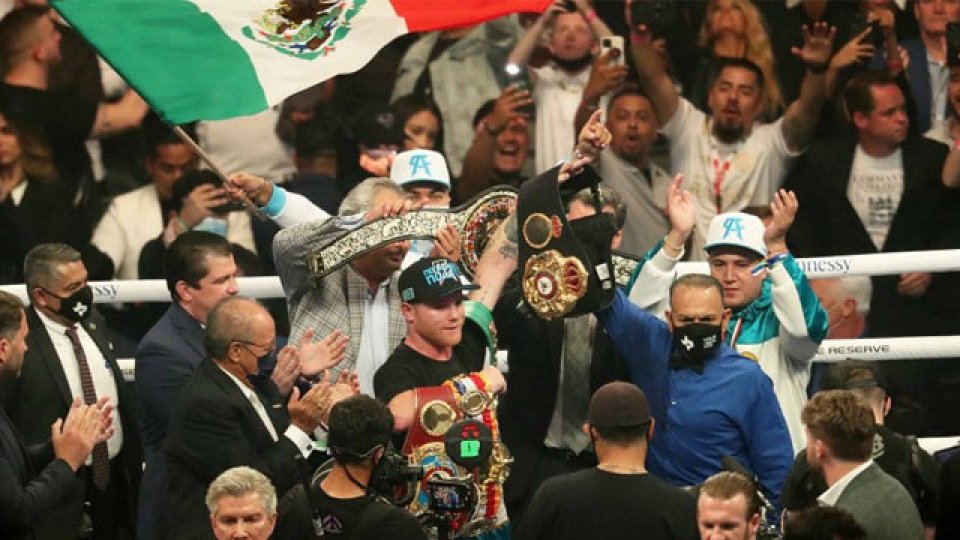 Canelo se quedó con los cetros de la AMB, CMB y OMB, e irá por el de la FIB. Canelo se quedó con los cetros de la AMB, CMB y OMB, e irá por el de la FIB.