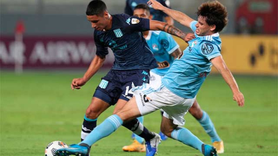 Racing ganó en Perú y se acerca a octavos.