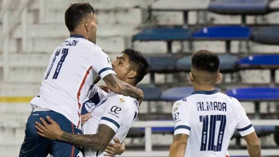 Vélez derrotó a Unión La Calera y se metió en octavos.