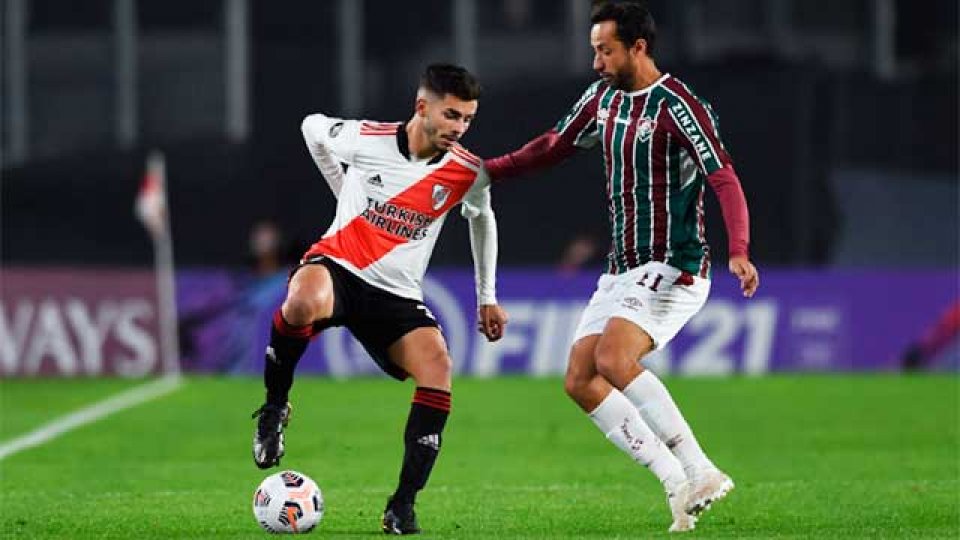 River sufrió, perdió ante Fluminense pero se clasificó a octavos.