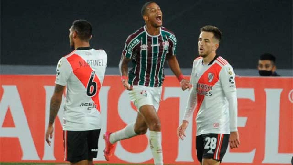 River sufrió, perdió ante Fluminense pero se clasificó a octavos