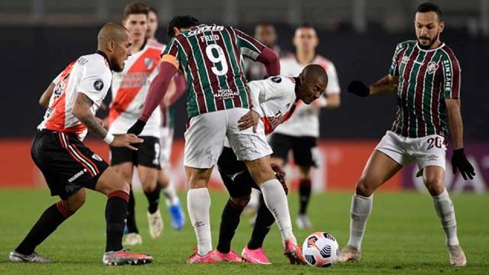 River sufrió, perdió ante Fluminense pero se clasificó a octavos.