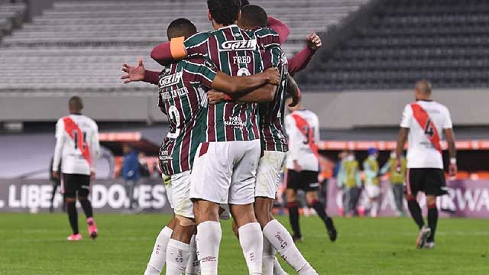 River sufrió, perdió ante Fluminense pero se clasificó a octavos.