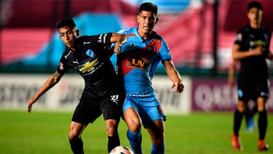 Arsenal derrotó a Bolívar y se clasificó a octavos.