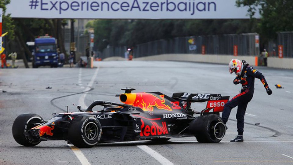 Verstappen le sirvi&oacute; el triunfo a Checo P&eacute;rez en Azerbaiy&aacute;n.