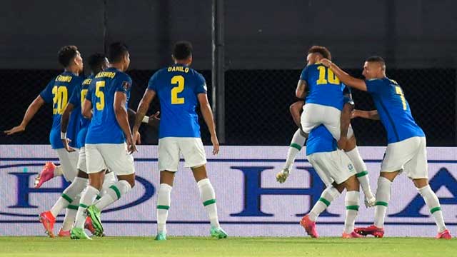 Brasil derrotó 2-0 a Paraguay en Asunción y se afianza en la punta.