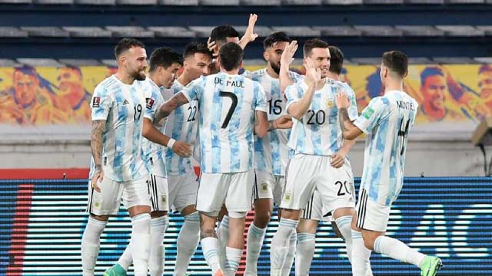 Argentina enfrenta a Paraguay y va por el pasaje a cuartos.