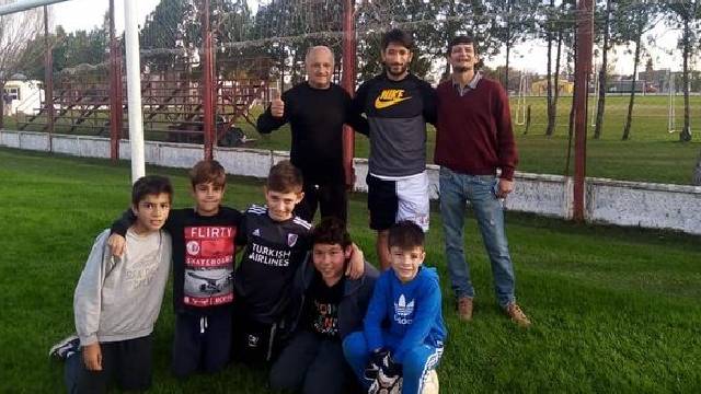 Milton junto a los chicos de la Escuelita de Fútbol del Rojo.