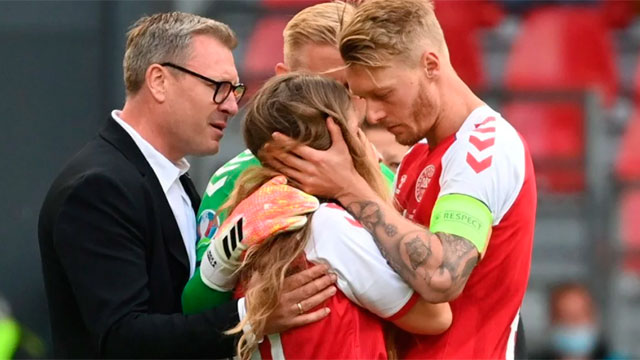 Jugadores de Dinamarca abrazaron a esposa de Eriksen tras el desmayo.